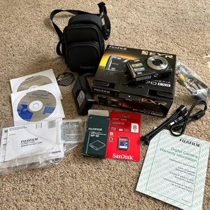 Fujifilm finepix F70 exr complete camera with all accessories including case